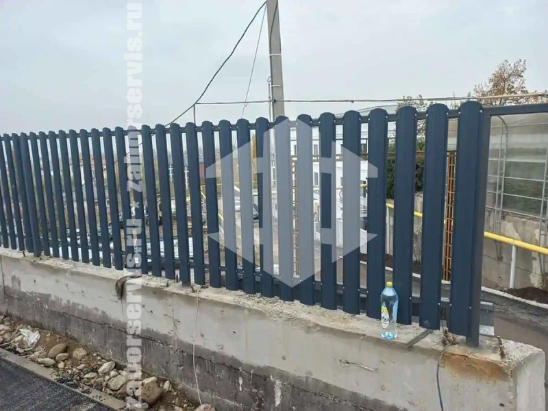 Забор из металлического штакетника на ленточном фундаменте 82 метра