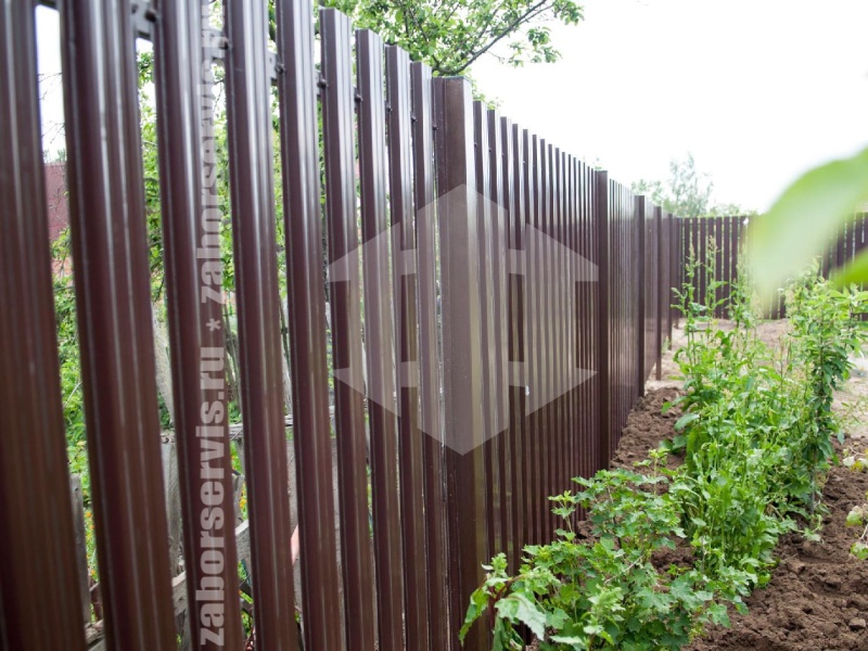 Забор из евроштакетника с бетонированием столбов 55 метров
