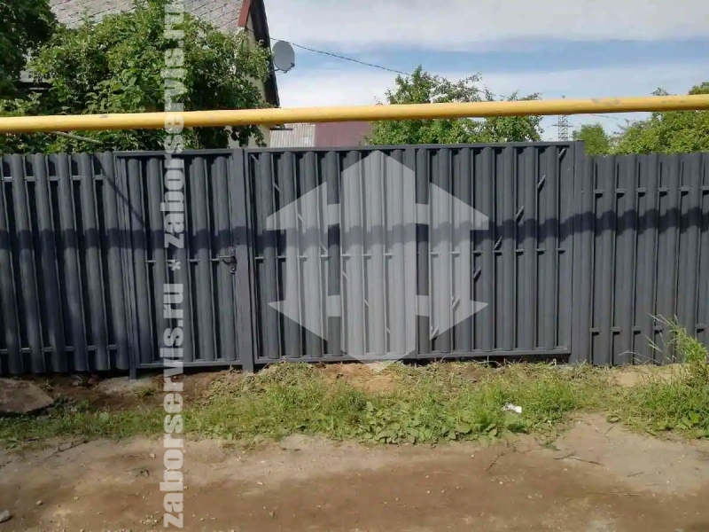 Заборы из металлического штакетника шахматка 50 метров