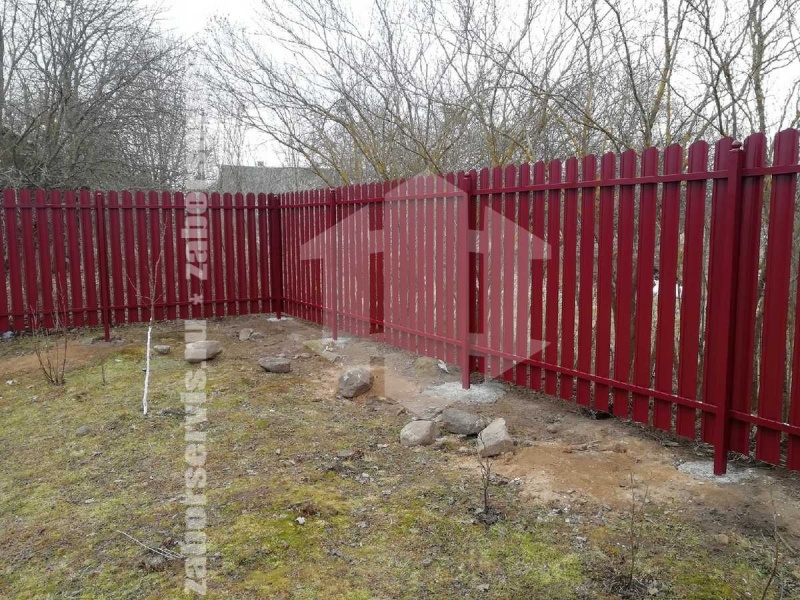 Забор из металлического штакетника для дачи красный 31 метра