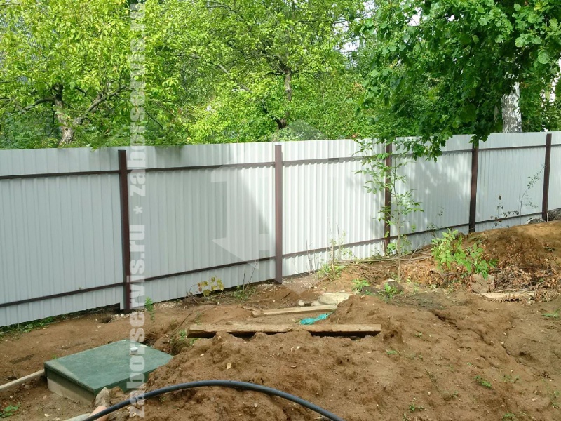 Забор из профнастила с утрамбовкой щебнем 81 метр