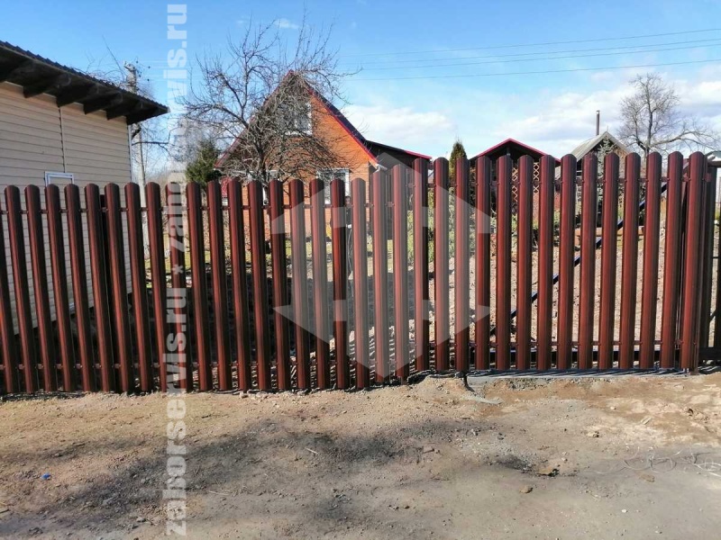 Забор из евроштакетника с утрамбовкой щебнем 162 метра
