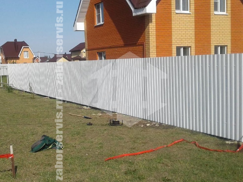 Забор из профнастила с бетонированием столбов 85 метров
