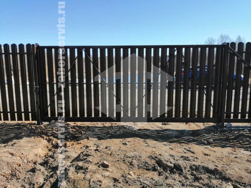 Забор из евроштакетника с утрамбовкой щебнем 162 метра