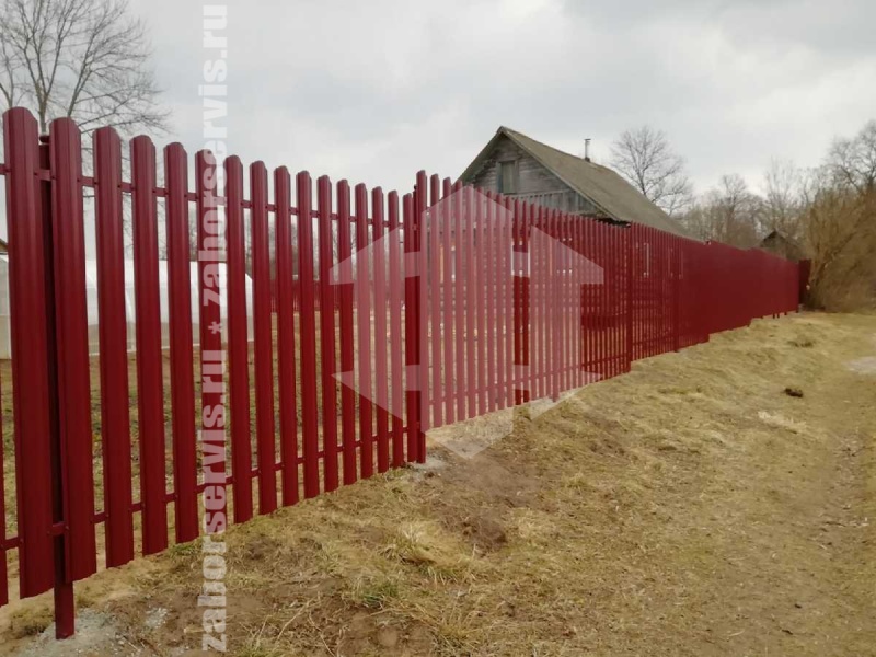 Забор из металлического штакетника для дачи красный 31 метра