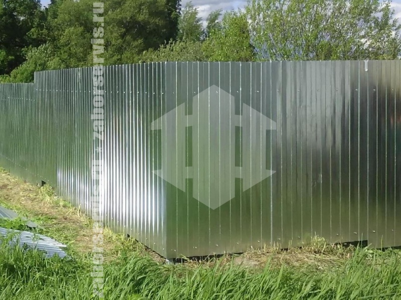 Забор из профнастила с забивными столбами 65 метров
