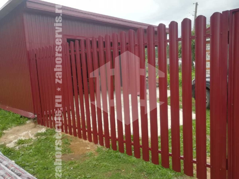Забор из евроштакетника с забивными столбами 57 метров