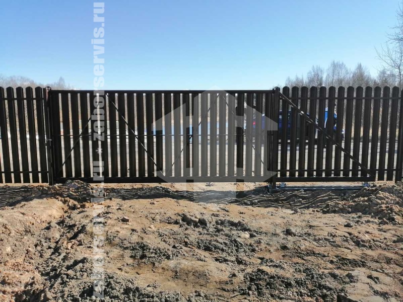 Забор из евроштакетника с утрамбовкой щебнем 162 метра