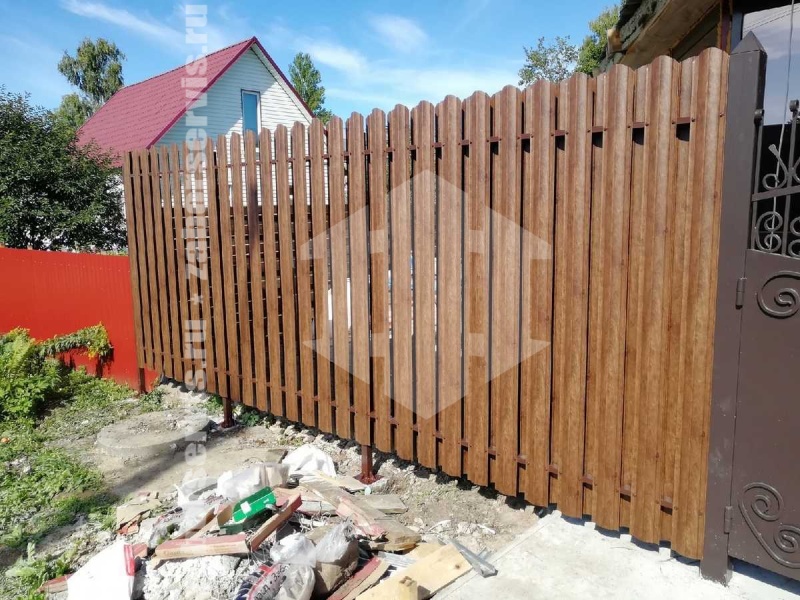 Забор из металлического штакетника под дерево 62 метра