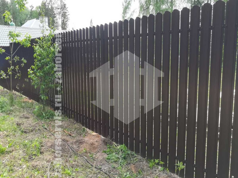 Металлический штакетник 20 соток с забивными столбами