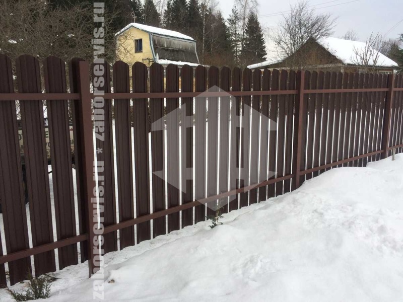 Забор из металлического штакетника с воротами 53 метра