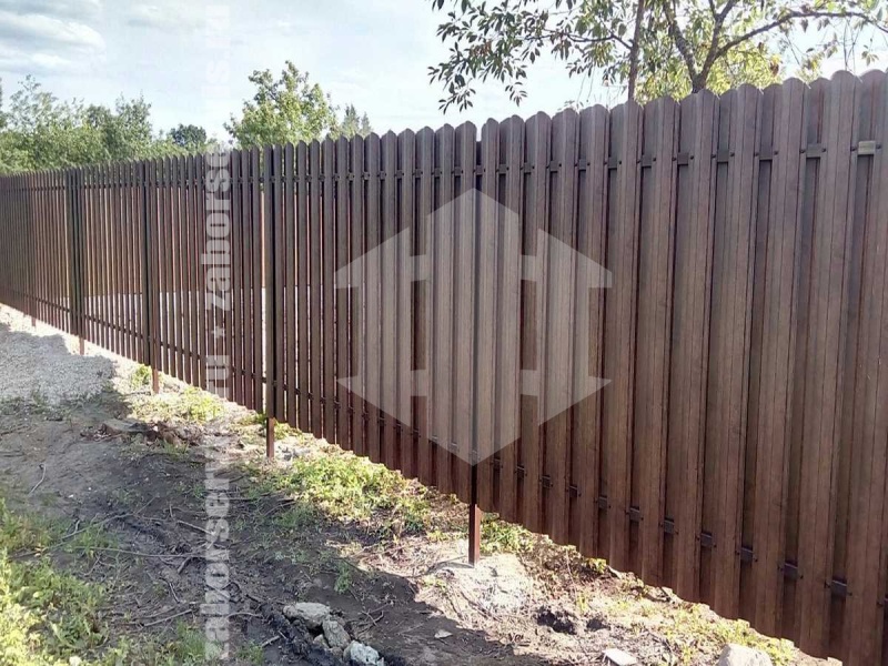 Забор из металлического штакетника под дерево 32 метра