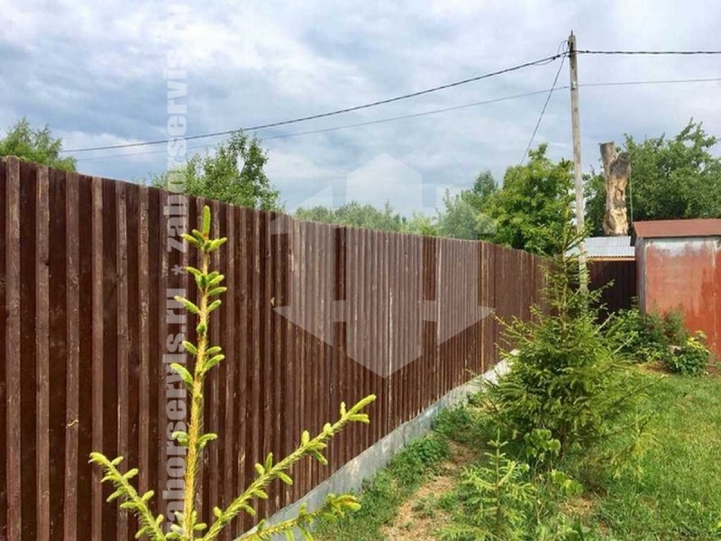 Забор из профнастила под дерево 54 метра