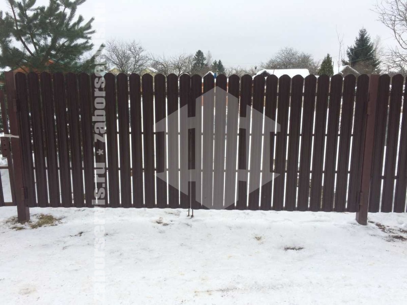 Забор из металлического штакетника с воротами 53 метра