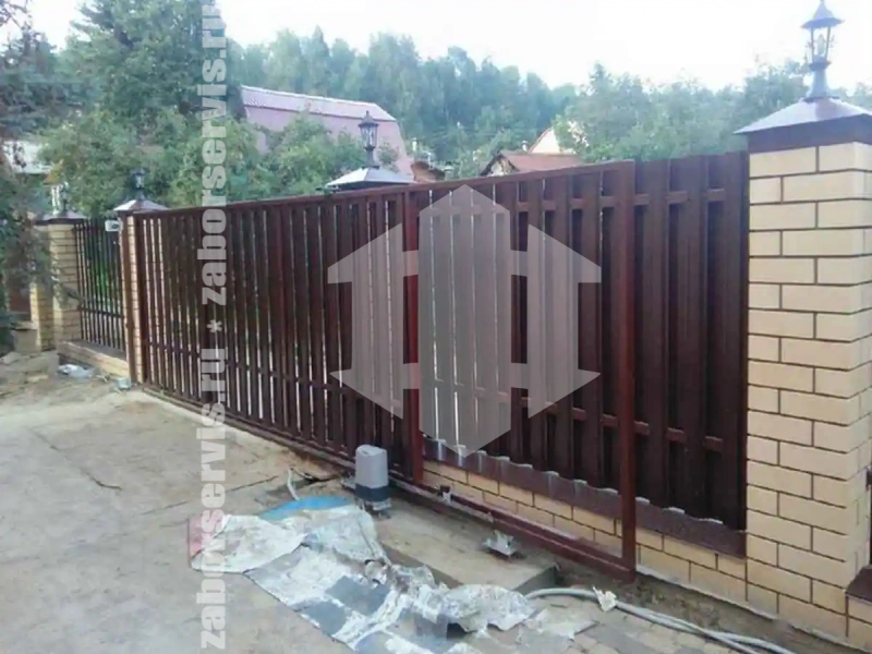 Забор из металлического штакетника с воротами 77 метров