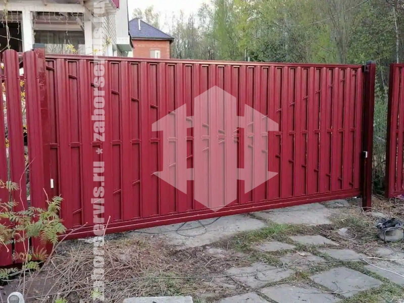 Забор из металлического штакетника с воротами 44 метра