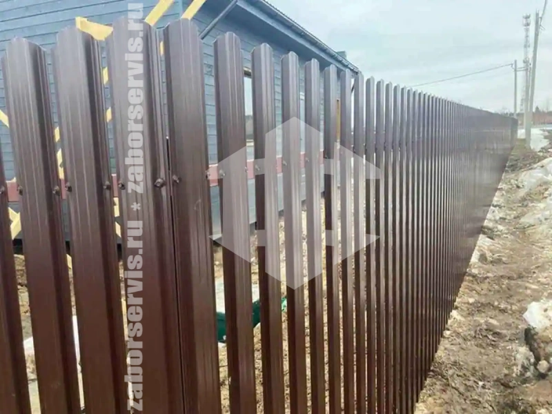 Забор из металлического штакетника коричневый 78 метра