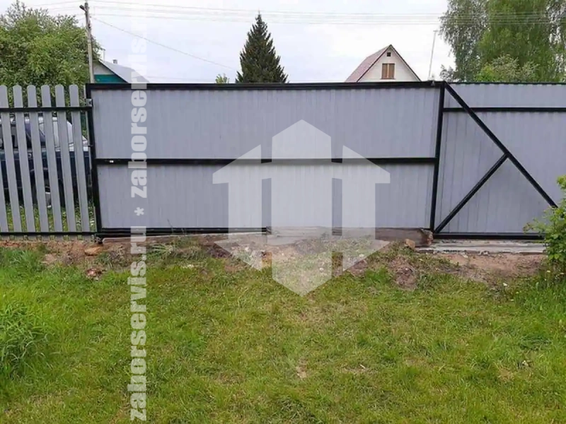 Забор из металлического штакетника с воротами 59 метров