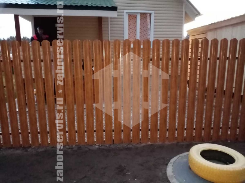 Забор из металлического штакетника под дерево 64 метра