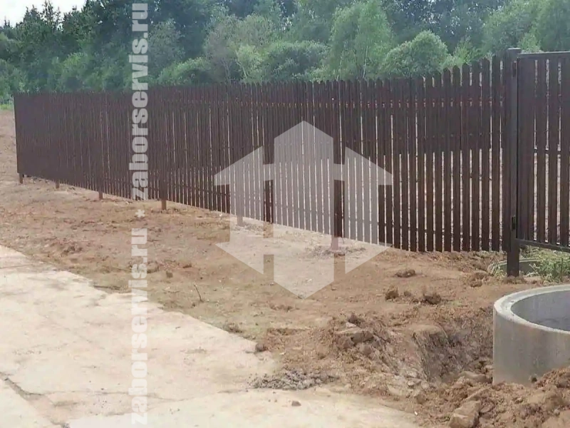 Забор из металлического штакетника коричневый 38 метров