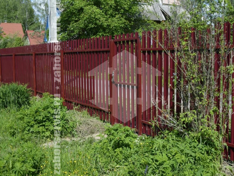 Забор из евроштакетника с утрамбовкой щебнем 73 метра