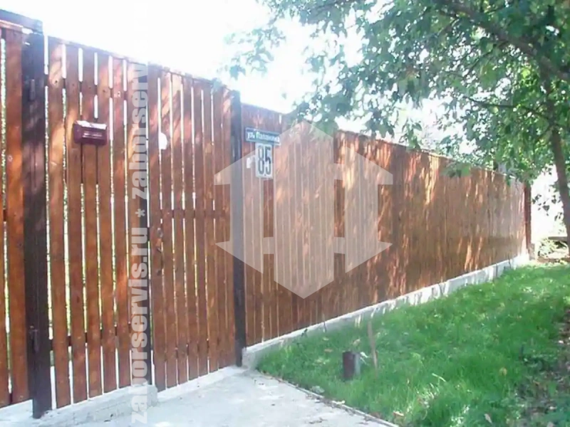 Забор из евроштакетника под дерево 69 метров