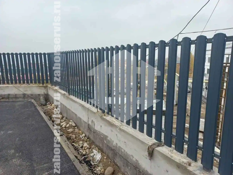 Забор из металлического штакетника на ленточном фундаменте 82 метра