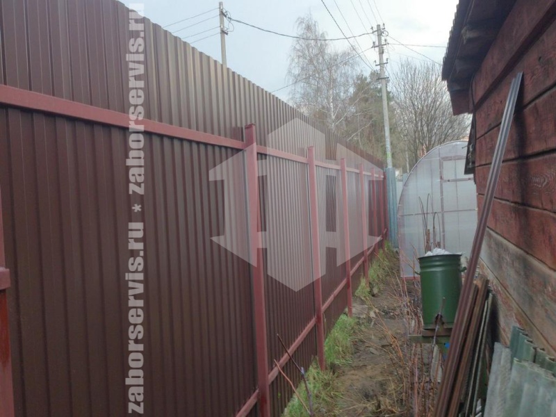 Забор из профнастила с утрамбовкой щебнем 105 метров