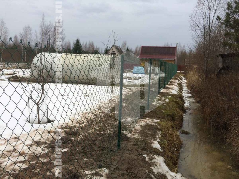 Забор из сетки рабицы в натяг с протяжкой арматуры 12 соток