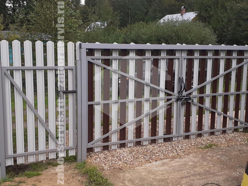 Забор из евроштакетника с забивными столбами 3 метра