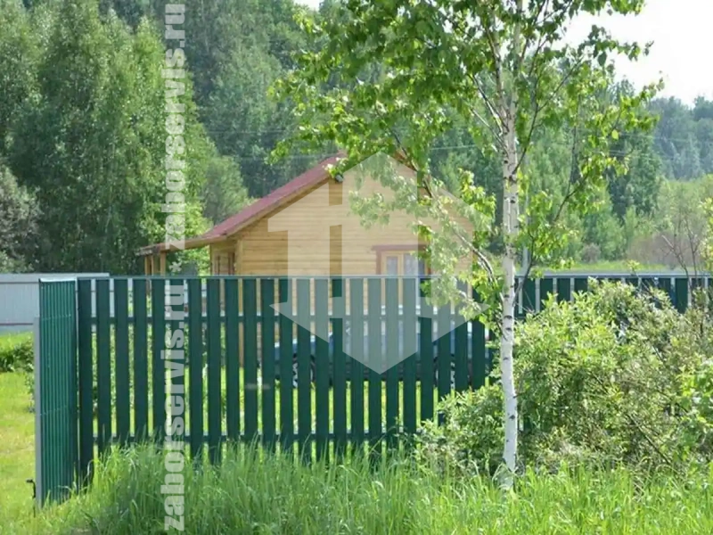 Забор из металлического штакетника с воротами 88 метров