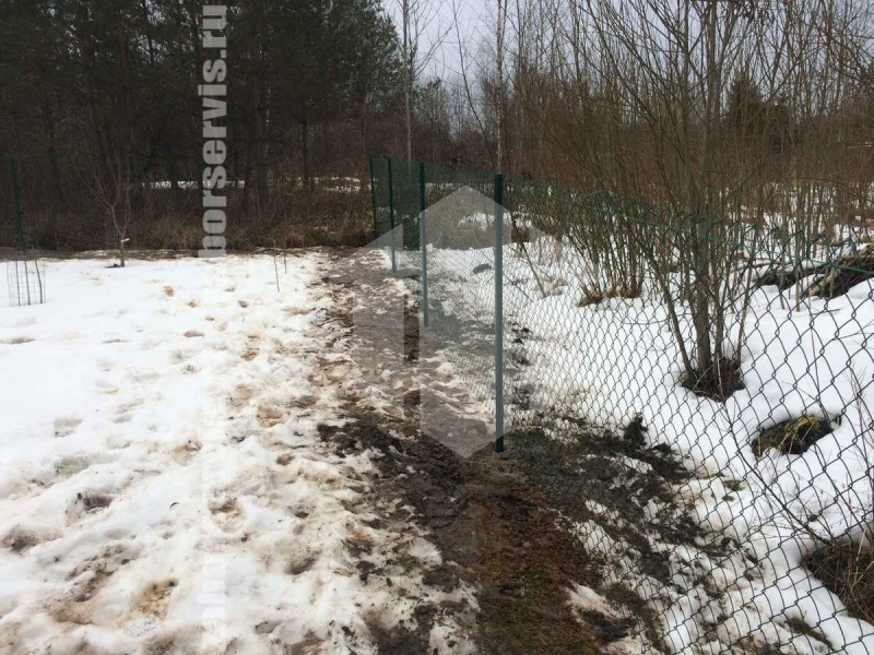 Забор из сетки рабицы в натяг с протяжкой арматуры 12 соток