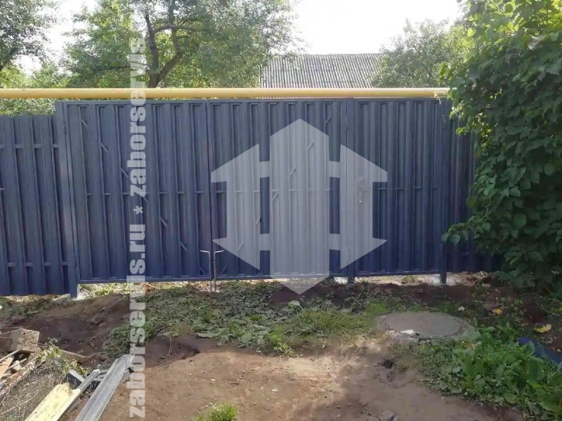 Заборы из металлического штакетника шахматка 50 метров