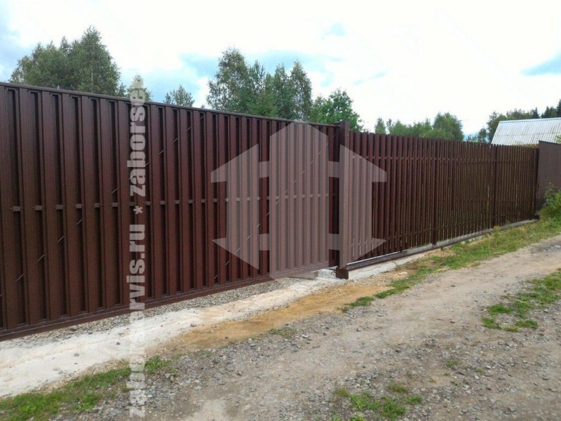 Забор из евроштакетника на ленточном фундаменте 62 метра