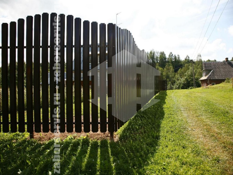 Забор из евроштакетника с забивными столбами 95 метров