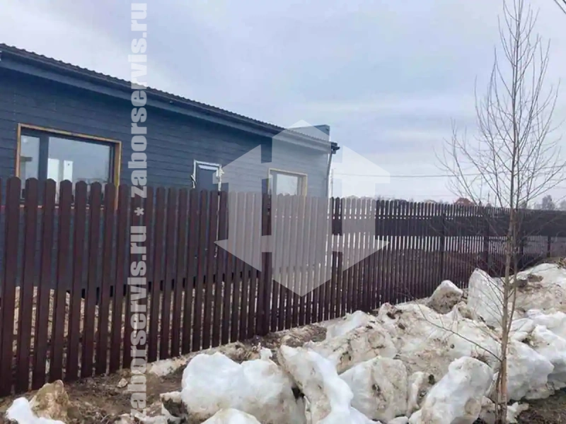 Забор из металлического штакетника коричневый 78 метра