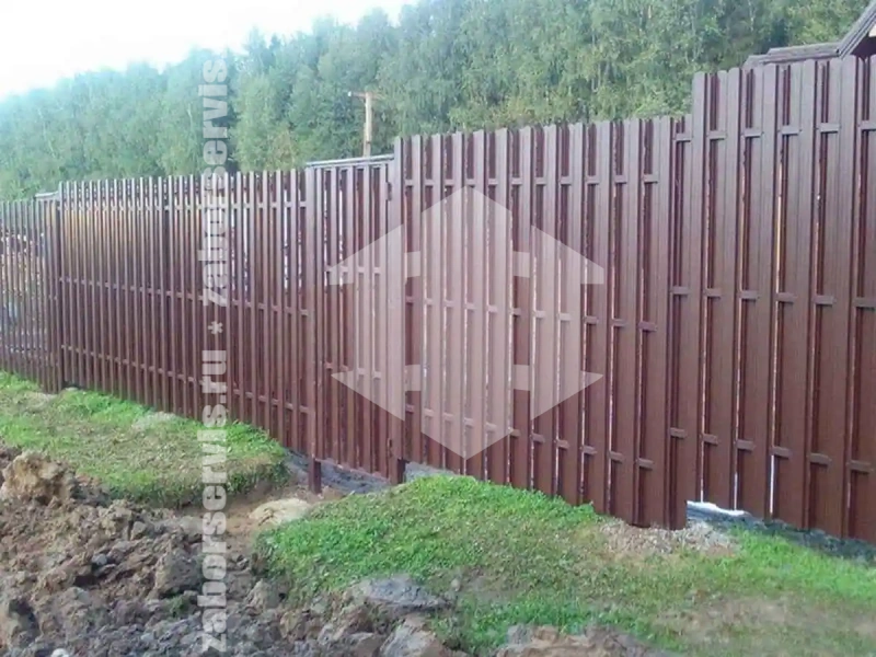 Заборы из металлического штакетника шахматка 99 метров