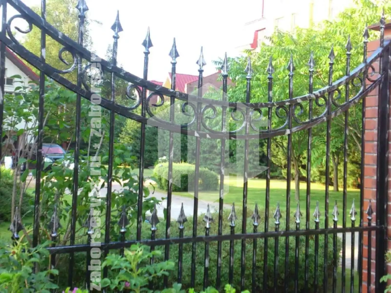 Кованый забор с кирпичными столбами 80 метров