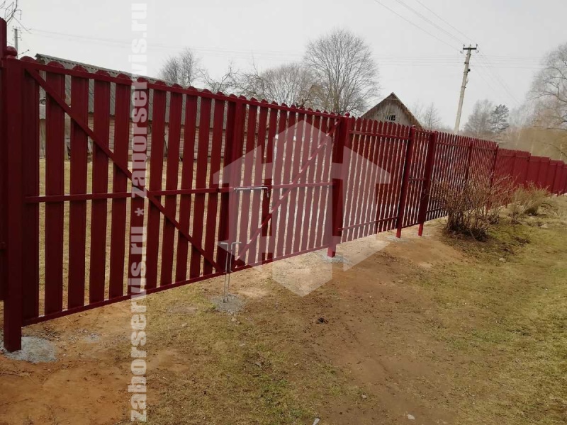 Забор из металлического штакетника для дачи красный 31 метра