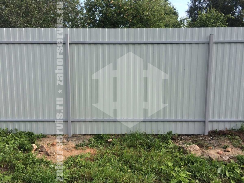 Забор из профнастила с утрамбовкой щебнем 65 метров