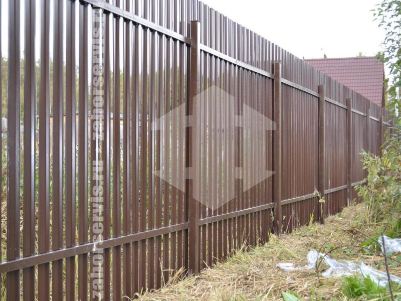 Забор из евроштакетника с утрамбовкой щебнем 84 метра