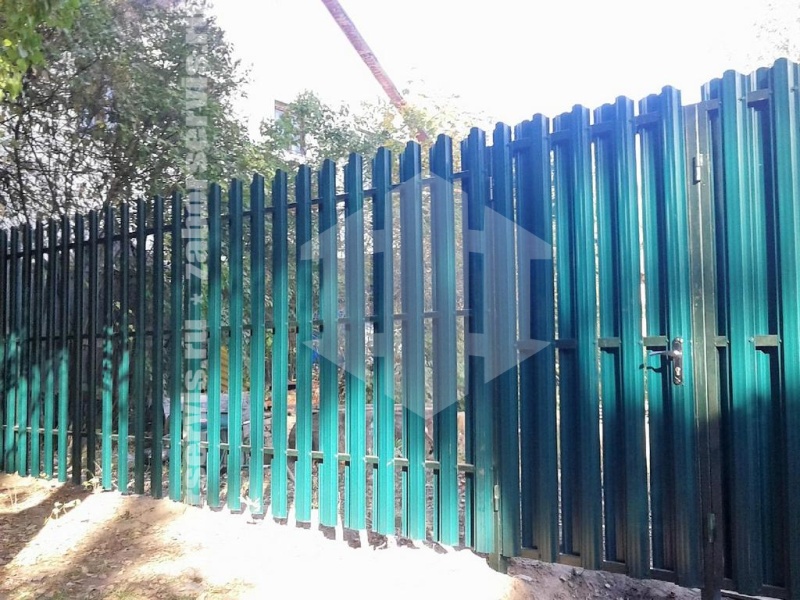 Забор из евроштакетника с бетонированием столбов 42 метра