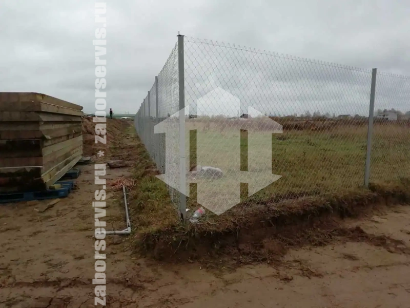 Забор из сетки рабицы в натяг с протяжкой арматуры 40 метров