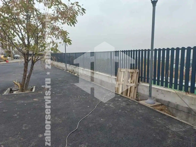 Забор из металлического штакетника на ленточном фундаменте 82 метра