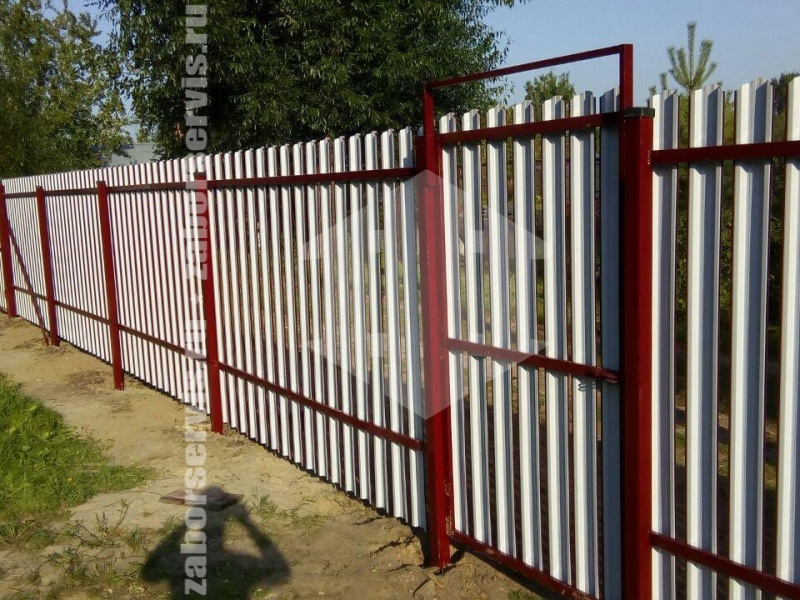 Забор из евроштакетника с забивными столбами 11 соток