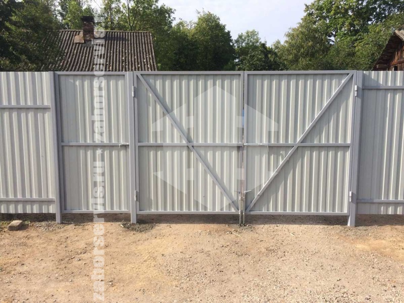 Забор из профнастила с утрамбовкой щебнем 65 метров