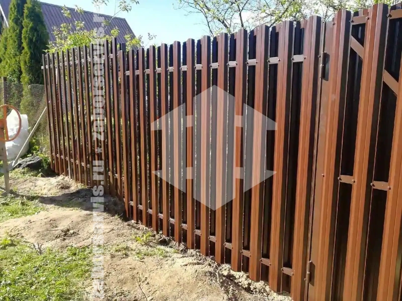 Заборы из металлического штакетника шахматка 70 метров