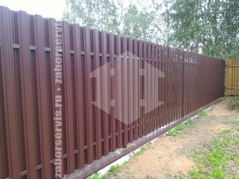 Забор из евроштакетника на ленточном фундаменте 62 метра
