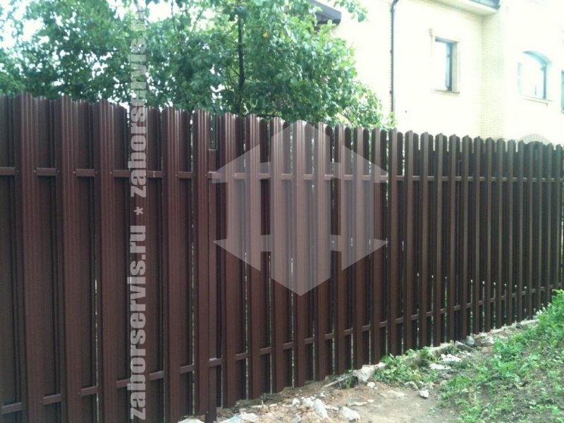 Забор из евроштакетника в шахматном порядке 75 метров